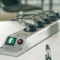 Przedłużacz listwowy z zabezpieczeniem przeciwprzepięciowym Super-Solid 13.500A 8 gniazd srebrny 2,5m Brennenstuhl