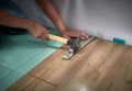 Zestaw 3 narzędzi do układania paneli laminowanych firmy Wolfcraft 6975000: łyżka dociągajaca, dobijak oraz 30 sztuk klinów dylatacyjnych 6975000