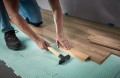 Zestaw 3 narzędzi do układania paneli laminowanych firmy Wolfcraft 6975000: łyżka dociągajaca, dobijak oraz 30 sztuk klinów dylatacyjnych 6975000