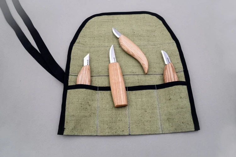 Podstawowy zestaw 4 noży do rzeźbienia, w etui z materiału Beaver Craft BCS07