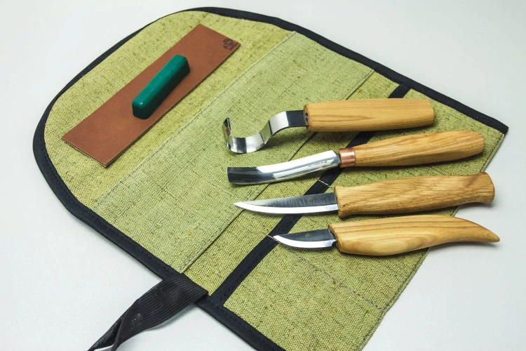 Zestaw 4 noży do rzeźbienia łyżek z akcesoriami do polerowania w etui BeaverCraft S43