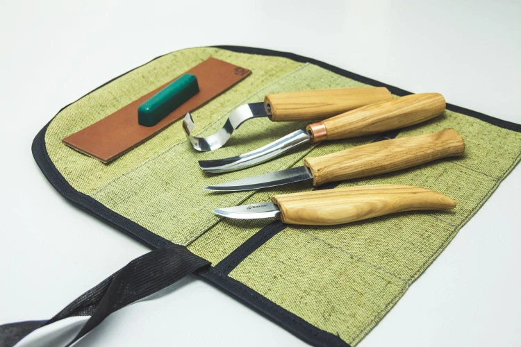 Zestaw 4 noży do rzeźbienia łyżek z akcesoriami do polerowania w etui BeaverCraft S43