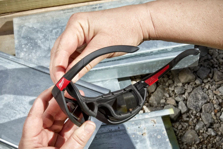 Okulary ochronne Premium z uszczelką przyciemniane Milwaukee polaryzacyjne 4932471886