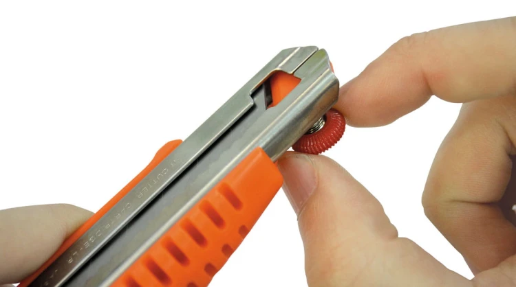 Nóż na ostrza segmentowe 18mm L-700 RP