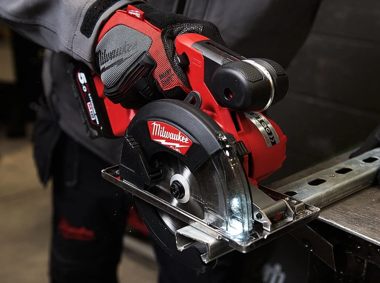 Pilarka tarczowa do metalu Milwaukee M18FMCS