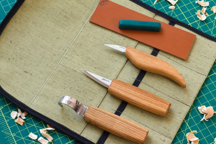 Zestaw 3 noży do rzeźbienia łyżek z akcesoriami do polerowania w etui BeaverCraft S17