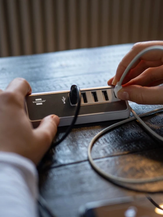 Ładowarka, stacja ładująca z 4 x gniazdami ładowania USB Brennenstuhl 1508230
