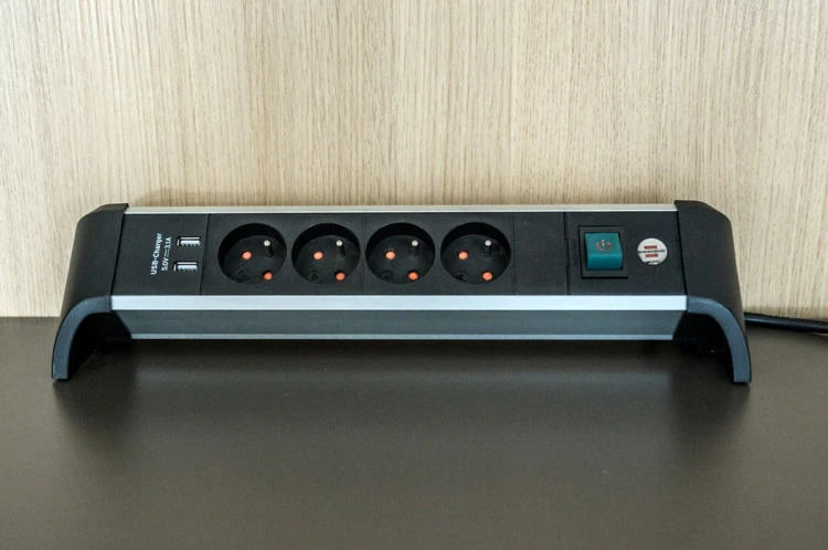 Przedłużacz biurowy Alu-Office-Line z 4 gniazdami z wyłącznikiem, 2 gniazda USB 1,8m Brennenstuhl 1391044410