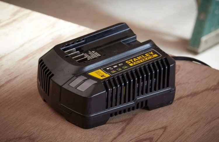 Szybka ładowarka akumulatorów Stanley FatMax V20 4A SFMCB14