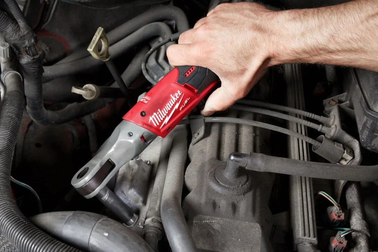 Grzechotka 1/2˝ akumulatorowa 12V Milwaukee M12FIR12 81Nm + akumulator 6,0Ah, bez ładowarki