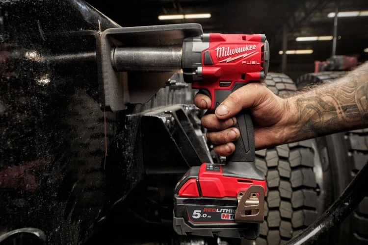 Kompaktowy klucz udarowy Milwaukee ½” 339Nm 18V M18FIW2P12