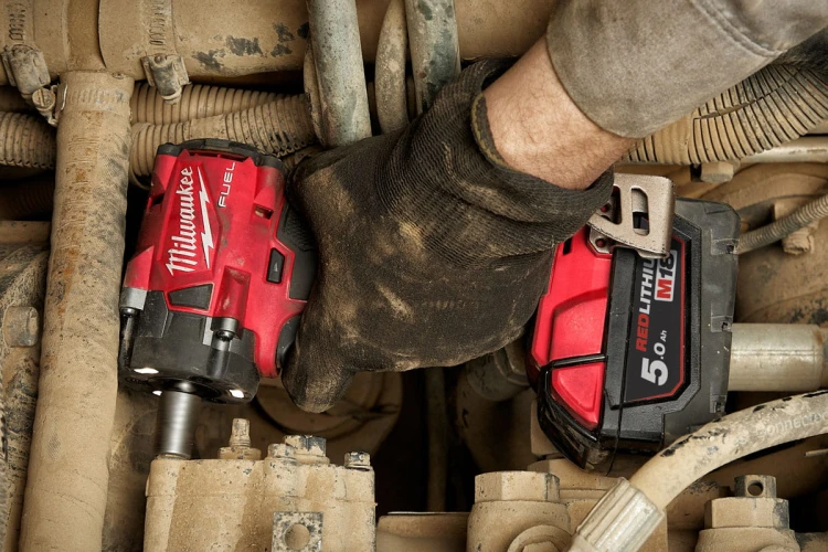 Kompaktowy klucz udarowy Milwaukee ½” 339Nm 18V M18FIW2P12