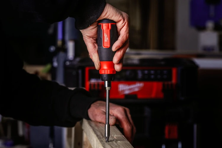 Uniwersalny multiwkrętak Milwaukee wkrętak z grzechotką 27w1 4932480583