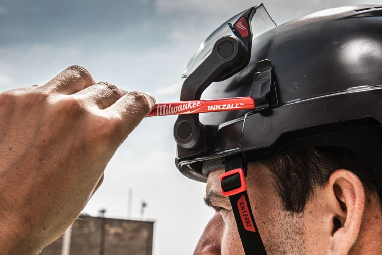 Hełm BOLT™100 Milwaukee biały wentylowany 4932478122