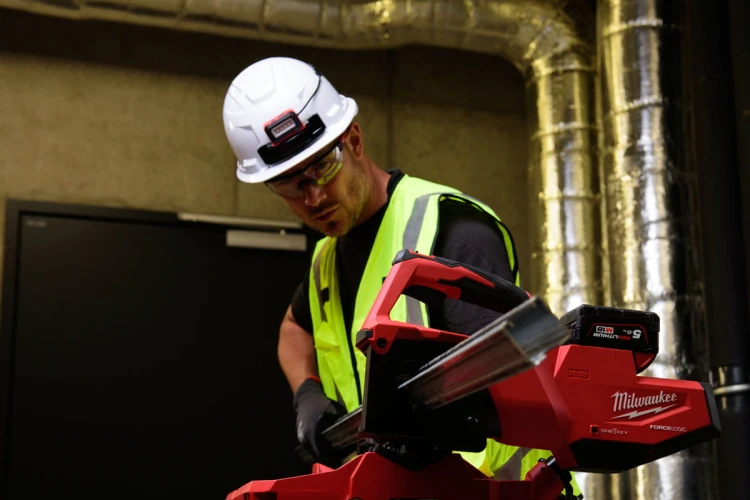 Hełm BOLT™100 Milwaukee biały niewentylowany 4932479246