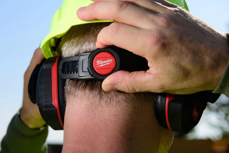 Hełm BOLT™100 Milwaukee biały niewentylowany 4932479246