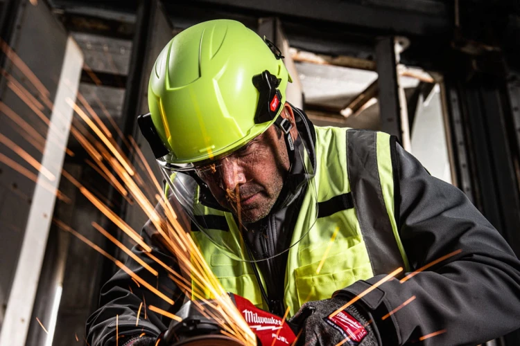 Hełm ochronny BOLT™ 200 Milwaukee żółty o podwyższonej widzialności niewentylowany 4932480658