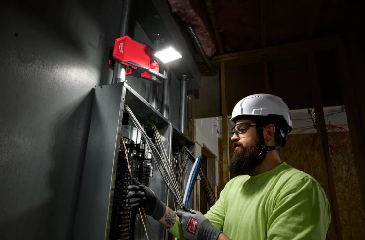 Lampa warsztatowa z zaciskiem i obrotową głowicą Milwaukee M18 PAL2-0 2000 lm 4933493547