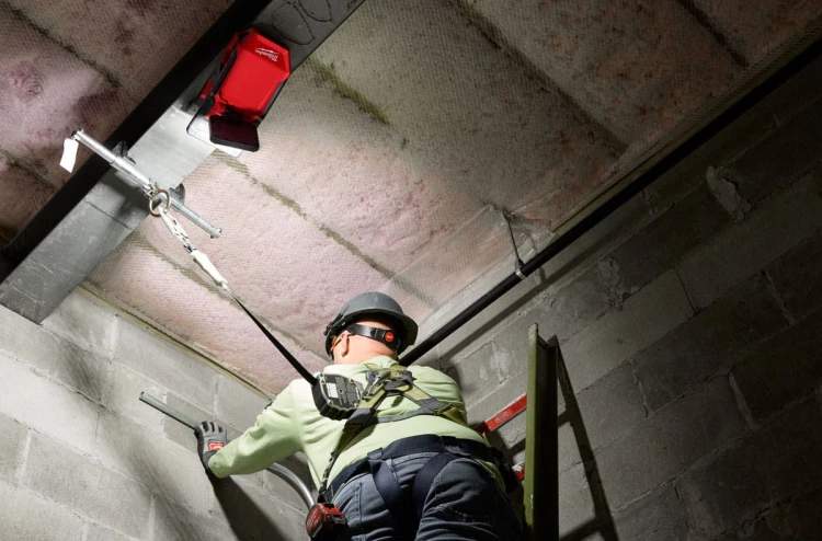 Lampa warsztatowa z zaciskiem i obrotową głowicą Milwaukee M18 PAL2-0 2000 lm 4933493547
