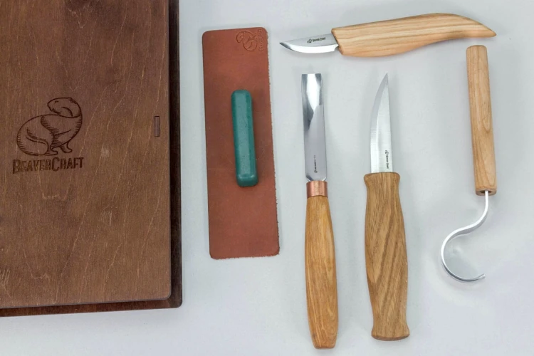 Zestaw do rzeźbienia BeaverCraft w drewnianym etui, 4 narzędzia + akcesoria do polerowania S43 Book