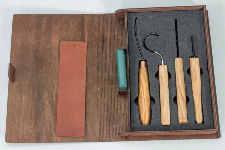 Zestaw do rzeźbienia BeaverCraft w drewnianym etui, 4 narzędzia + akcesoria do polerowania S43 Book