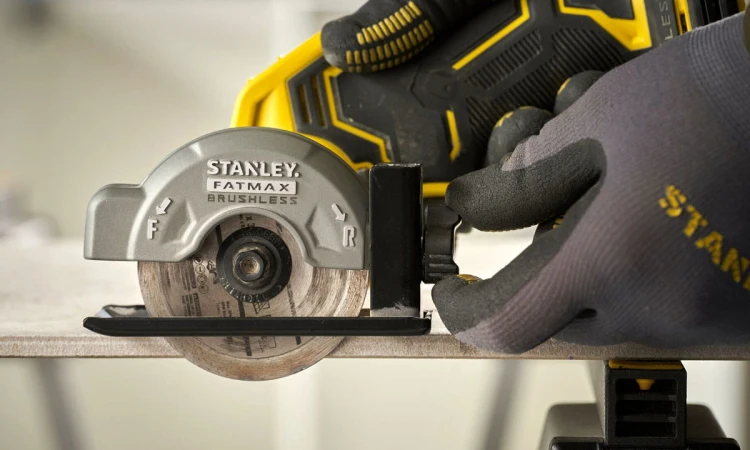 Bezszczotkowa multipilarka Stanley V20 76mm, 2x aku. 2Ah, walizka SFMCM300D2-QW