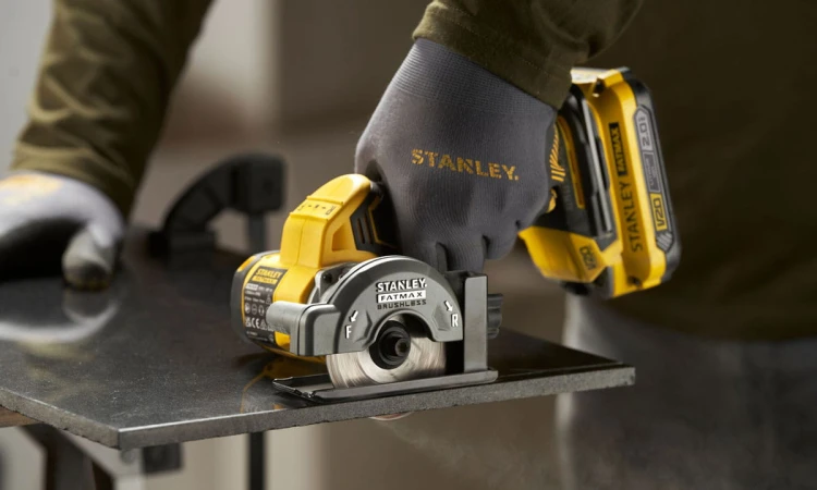 Bezszczotkowa multipilarka Stanley V20 76mm, 2x aku. 2Ah, walizka SFMCM300D2-QW