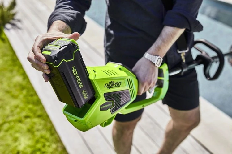 Kosa GREENWORKS 40V z funkcją podkaszarki - silnik bezszczotkowy, zestaw 1x 4.0Ah bateria + ładowarka GD40BCK4