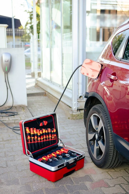 Walizka elektryka, zestaw narzędzi izolowanych 51 cz. Neo Tools do serwisu samochodów elektrycznych i hybrydowych 01-312