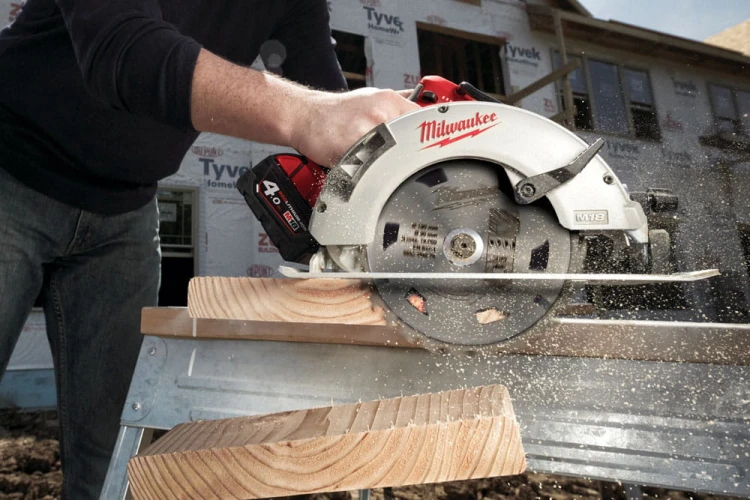 Pilarka tarczowa Milwaukee M18BLCS66