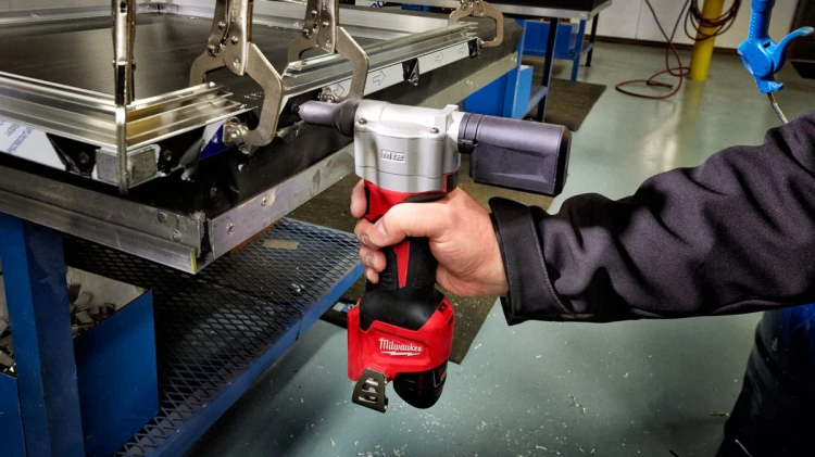 Kompaktowa nitownica Milwaukee M12BPRT