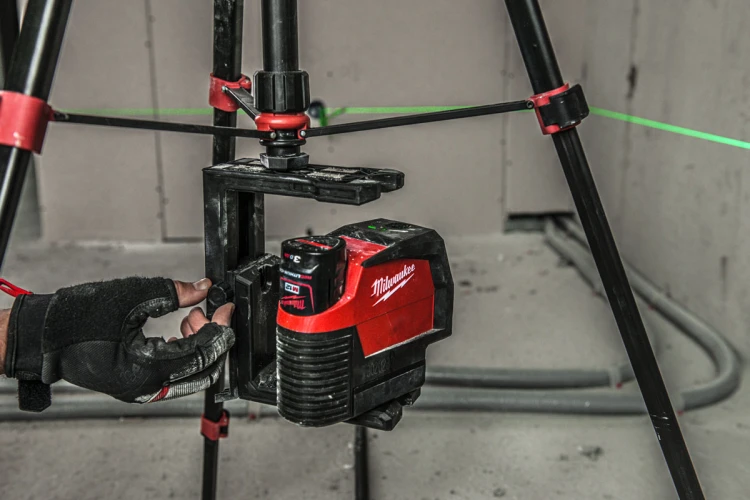 Laser krzyżowy Milwaukee zielony M12CLLP 38m