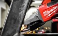 Szlifierka kątowa 125 mm z płaską głowicą Milwaukee M18FSAGF125XPDB-0X z hamulcem i włącznikiem łopatkowym w walizce,