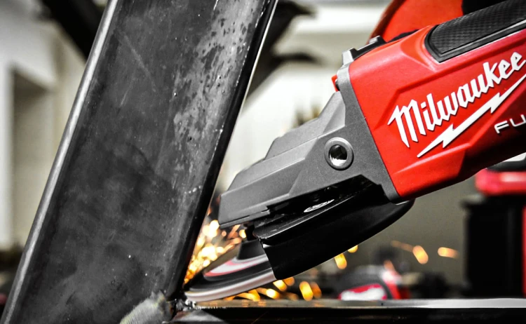 Szlifierka kątowa 125 mm z płaską głowicą Milwaukee M18FSAGF125XPDB-0X z hamulcem i włącznikiem łopatkowym w walizce,