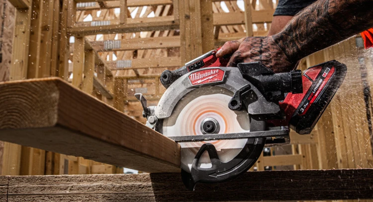 Pilarka tarczowa 165mm Milwaukee M18FCS552 głębokość cięcia 57 mm