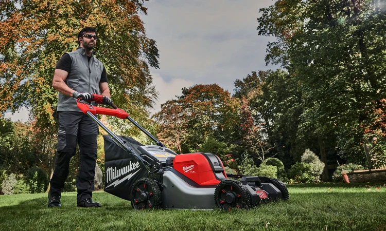Kosiarka akumulatorowa Milwaukee M18F2LM46-802 M18 FUEL™ 2x aku. 8.0Ah FORGE, super ładowarka M18 DBSC, z napędem 46 cm na dwa akumulatory 4933499215
