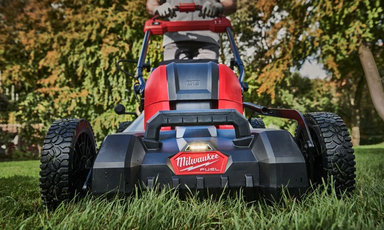 Kosiarka akumulatorowa Milwaukee M18F2LM46-802 M18 FUEL™ 2x aku. 8.0Ah FORGE, super ładowarka M18 DBSC, z napędem 46 cm na dwa akumulatory 4933499215