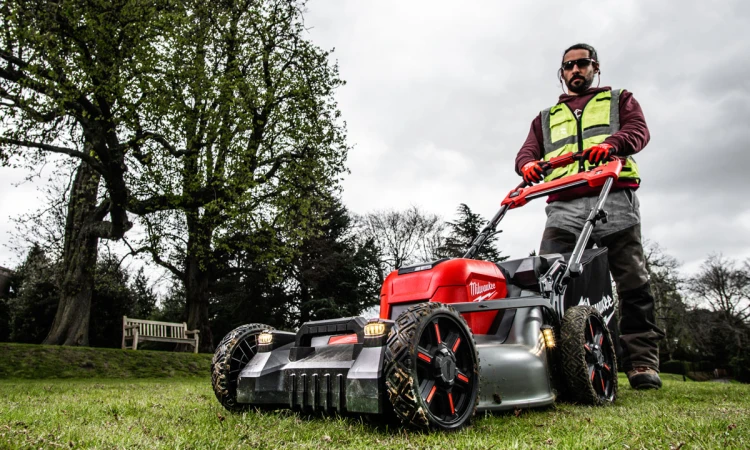 Kosiarka akumulatorowa Milwaukee M18F2LM53-122 M18 FUEL™ 2x aku. FORGE 12.0Ah i super ładowarka M18 DBSC kosiarka z napędem 53 cm na dwa akumulatory 4933499213
