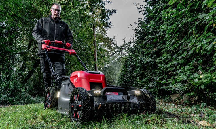 Kosiarka akumulatorowa Milwaukee M18F2LM53-122 M18 FUEL™ 2x aku. FORGE 12.0Ah i super ładowarka M18 DBSC kosiarka z napędem 53 cm na dwa akumulatory 4933499213