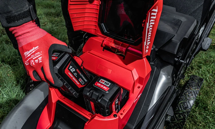 Kosiarka akumulatorowa Milwaukee M18F2LM53-122 M18 FUEL™ 2x aku. FORGE 12.0Ah i super ładowarka M18 DBSC kosiarka z napędem 53 cm na dwa akumulatory 4933499213