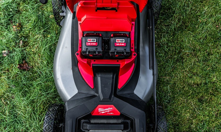 Kosiarka akumulatorowa Milwaukee M18F2LM53-122 M18 FUEL™ 2x aku. FORGE 12.0Ah i super ładowarka M18 DBSC kosiarka z napędem 53 cm na dwa akumulatory 4933499213
