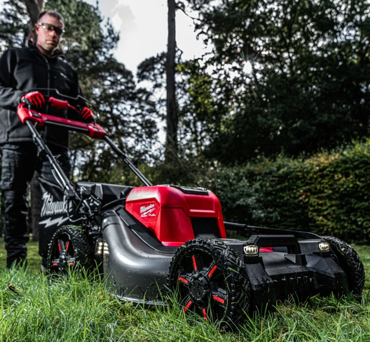 Kosiarka akumulatorowa Milwaukee M18F2LM53-122 M18 FUEL™ 2x aku. FORGE 12.0Ah i super ładowarka M18 DBSC kosiarka z napędem 53 cm na dwa akumulatory 4933499213