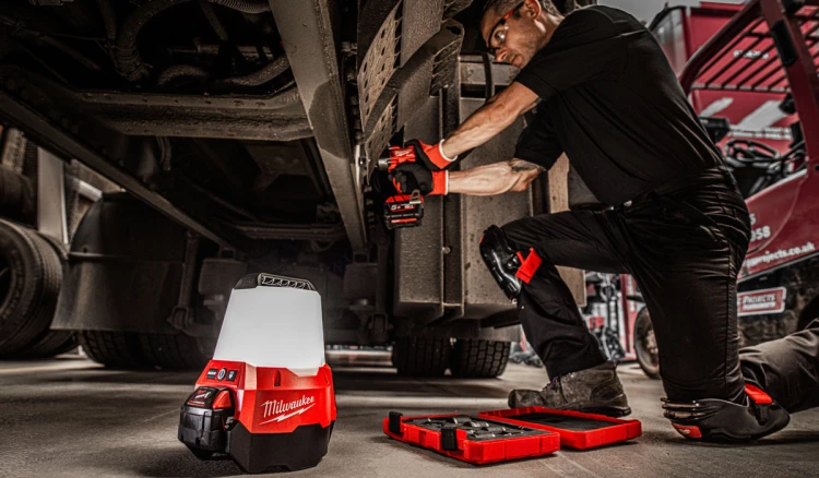 Lampa strefowa Milwaukee M18TAL-502 2200lm 2x aku. 5.0Ah szybka ładowarka