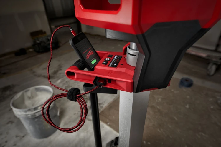 Lampa stojąca maszt AC/DC Milwaukee M18HOSALC 6000lm IP34 z wbudowaną ładowarką, bez akumulatora 4933478116
