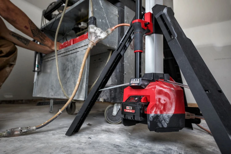 Lampa stojąca maszt AC/DC Milwaukee M18HOSALC 6000lm IP34 z wbudowaną ładowarką, bez akumulatora 4933478116