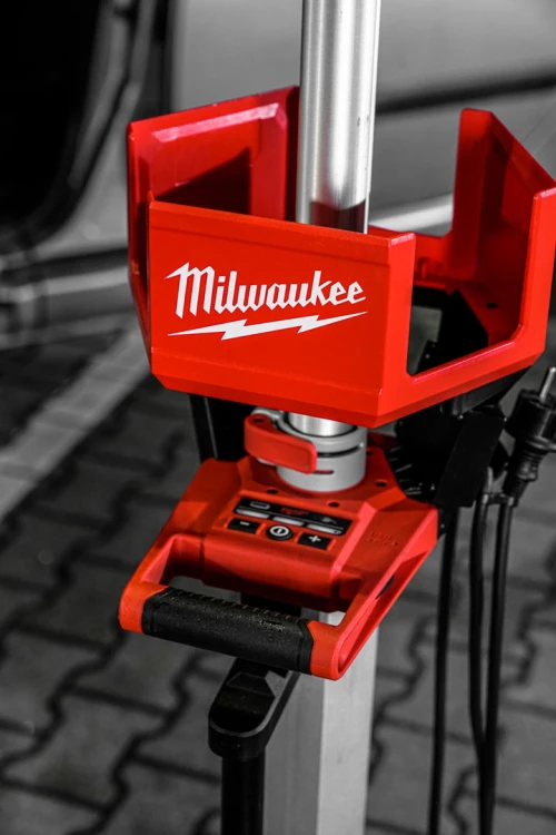 Lampa stojąca maszt AC/DC Milwaukee M18HOSALC 6000lm IP34 z wbudowaną ładowarką, bez akumulatora 4933478116