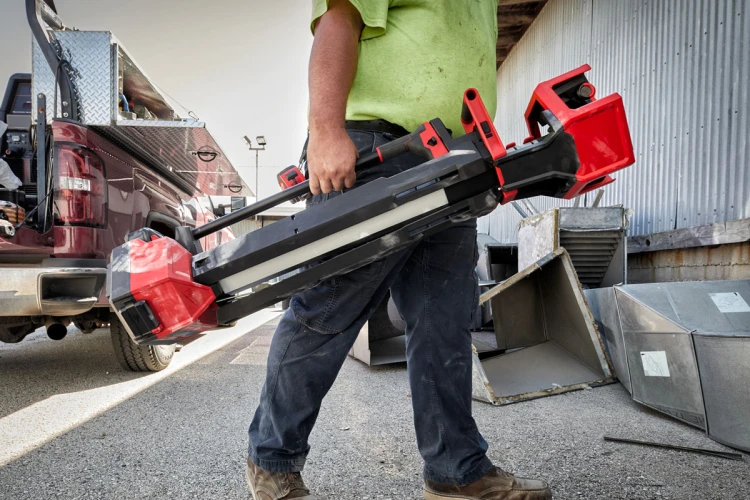 Lampa stojąca maszt AC/DC Milwaukee M18HOSALC + 1x aku. 5.0Ah, 6000lm IP34 z wbudowaną ładowarką