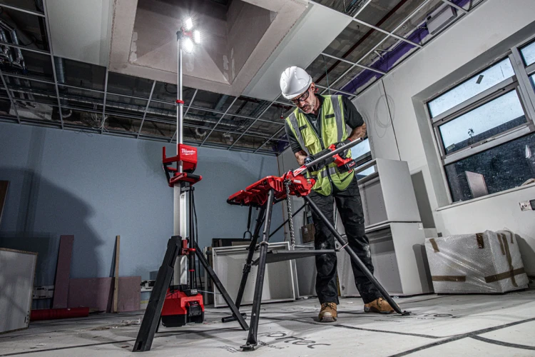 Lampa stojąca maszt AC/DC Milwaukee M18HOSALC + 2x aku. 5.0Ah, 6000lm IP34 z wbudowaną ładowarką