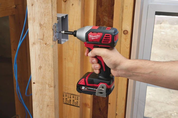 Kompaktowa zakrętarka udarowa Milwaukee M18BID-0 180Nm + 1x aku. 5.0Ah, bez ładowarki