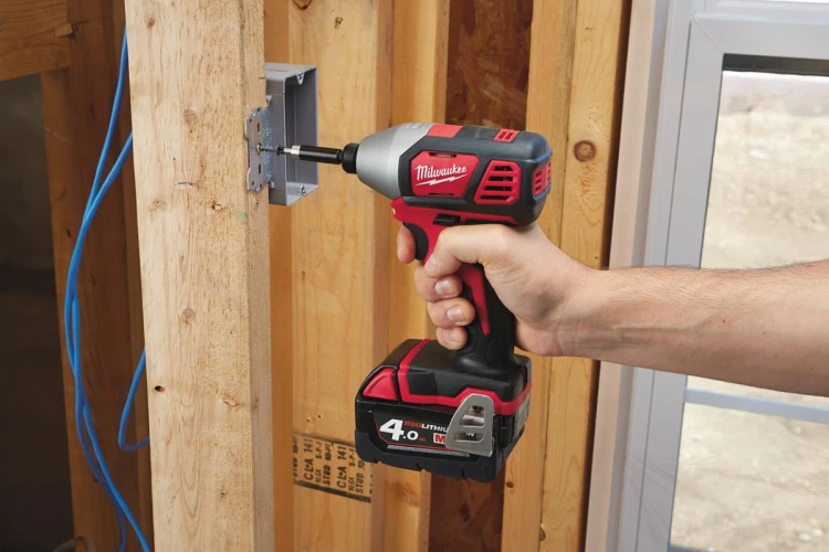 Kompaktowa zakrętarka udarowa Milwaukee M18BID-0 180Nm + 1x aku. 5.0Ah, bez ładowarki